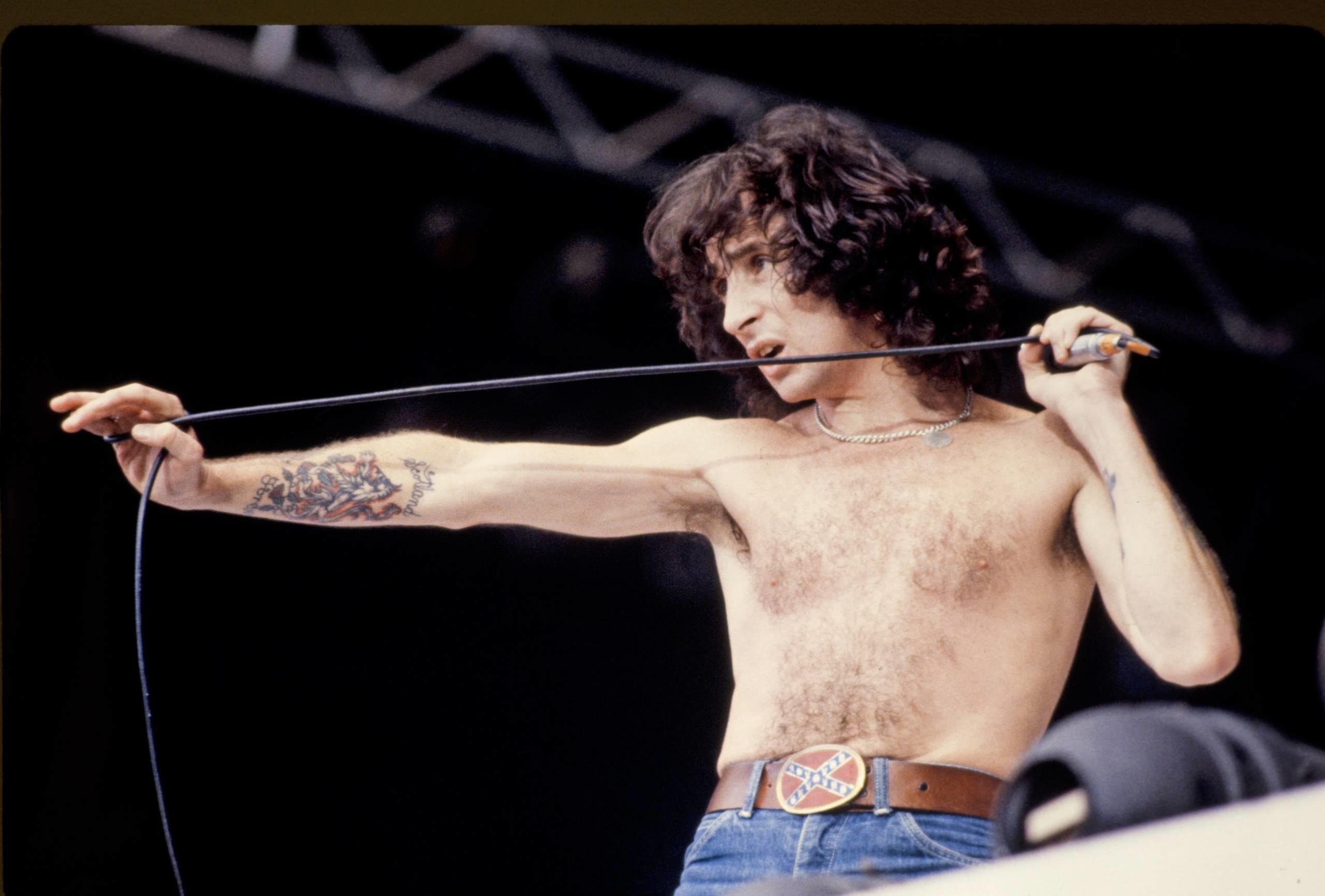 Bon Scott live mit AC/DC am 18. August 1979 im Wembley-Stadion in London