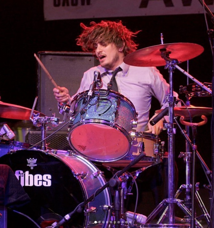 Travis Nelsen war von 2003 bis 2010 Drummer bei Okkervil River. Er starb am 7. April 2020. Die Todesursache ist bisher unb...