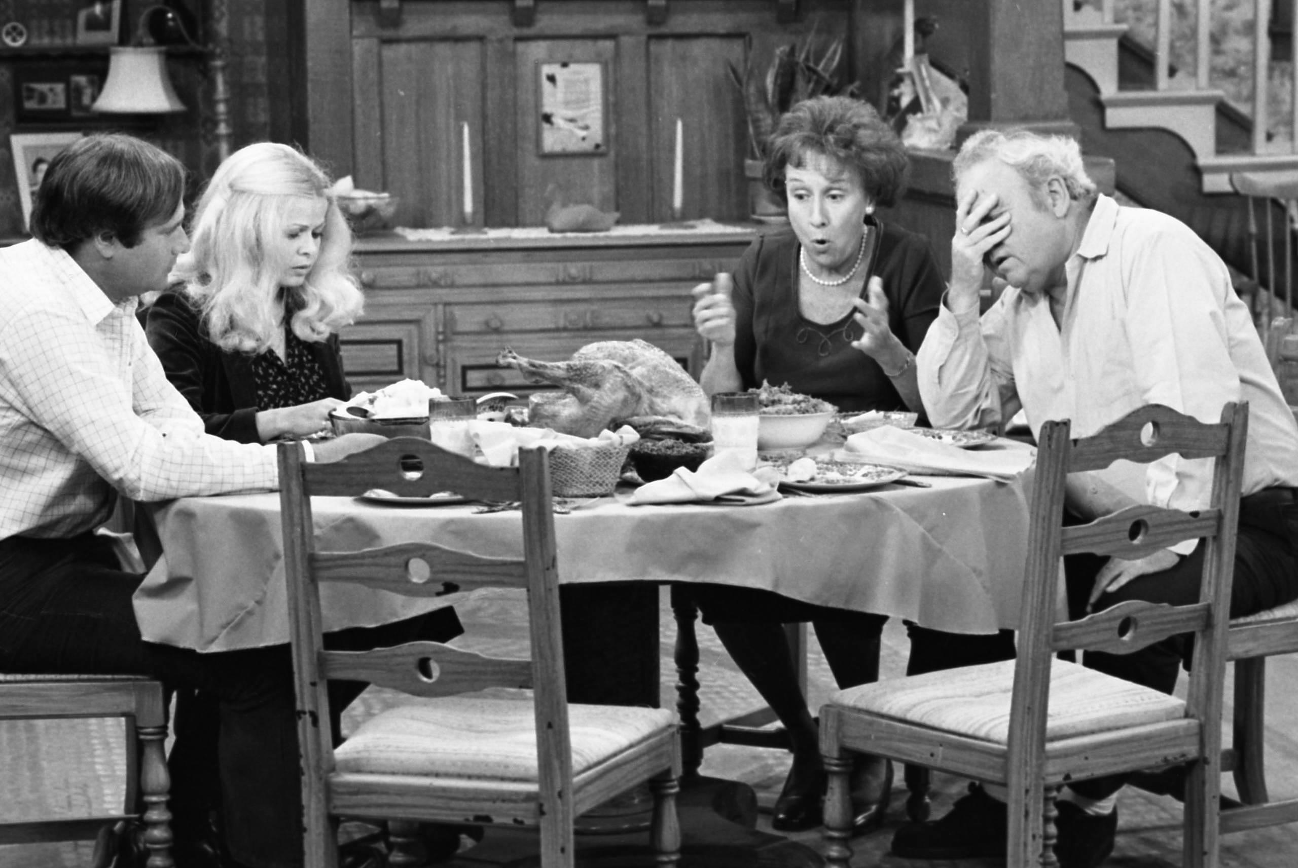 Rob Reiner, Sally Struthers, Caroll O'Connor und Jean Stapleton am Set von „All in the Family“ im Jahr 1978. Die Sitco...