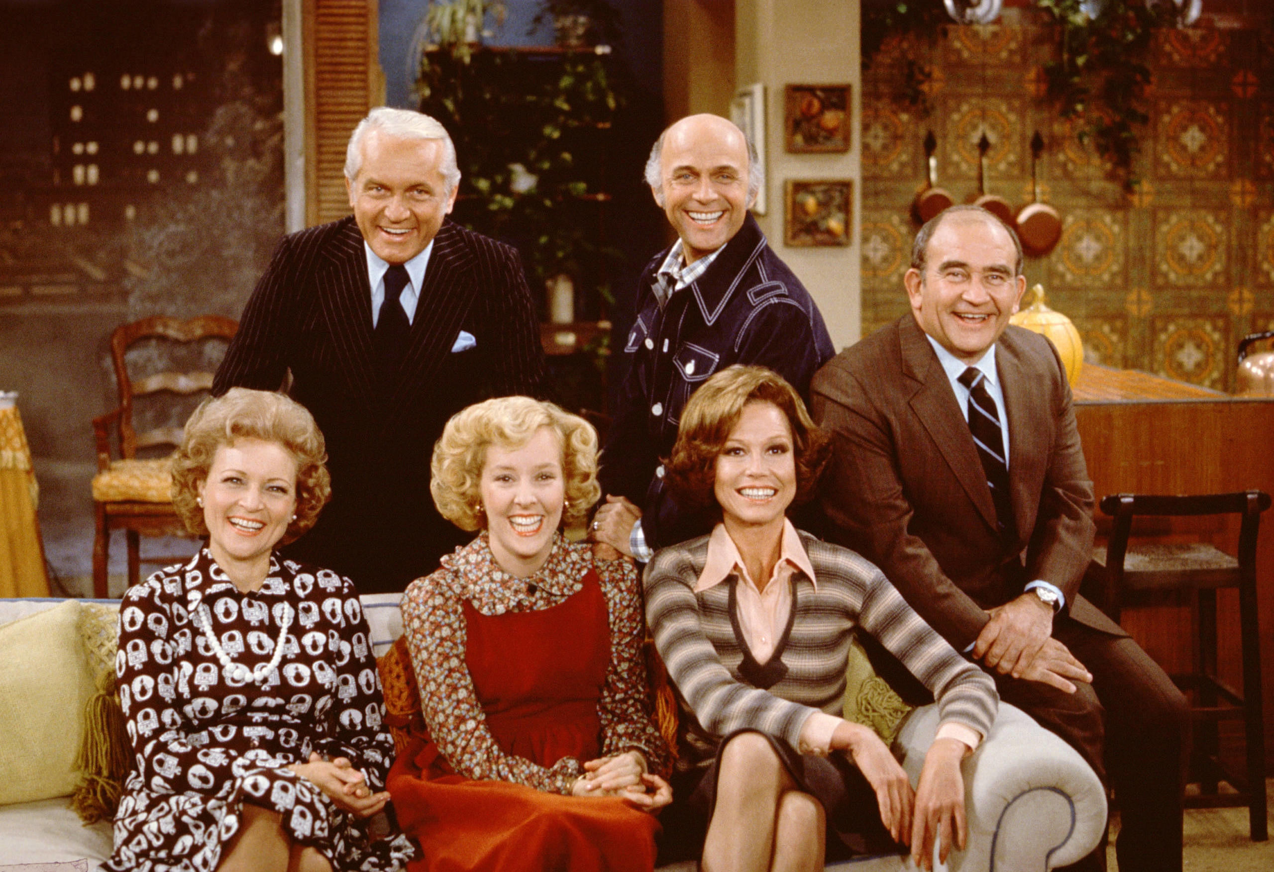 Betty White, Ted Knight, Georgia Engel, Gavin McLeod, Mary Tyler Moore und Ed Asner posieren am Set der Sitcom „Mary Tyl...