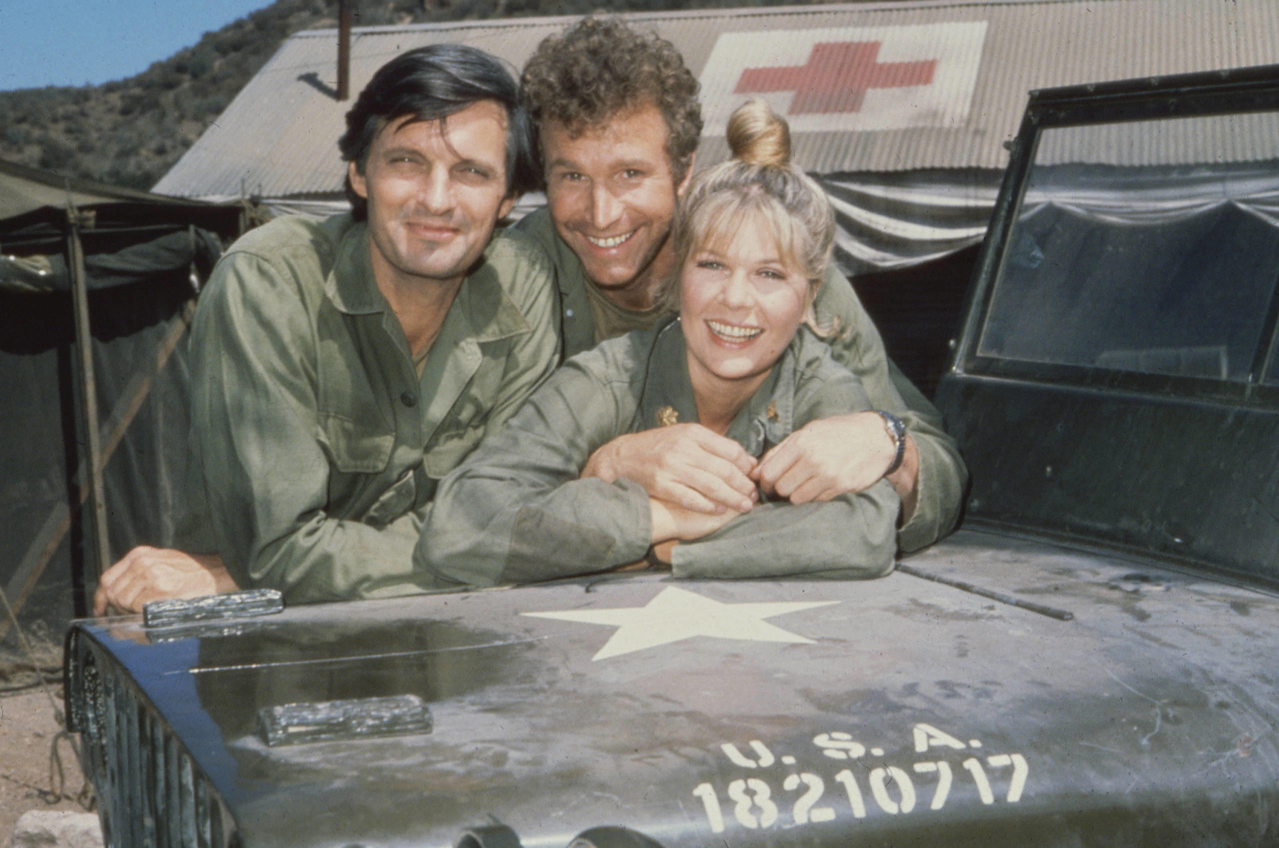 Alan Alda, Wayne Rogers und Loretta Swit posieren für ein Foto am Set von „M*A*S*H“. Die Sitcom lief zwischen 1972 un...