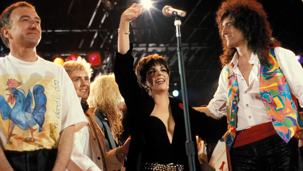 John Deacon, Liza Minelli und Brian May auf der Bühne des Wembley Stadions während des Tribut-Konzertes für Freddie Mercur