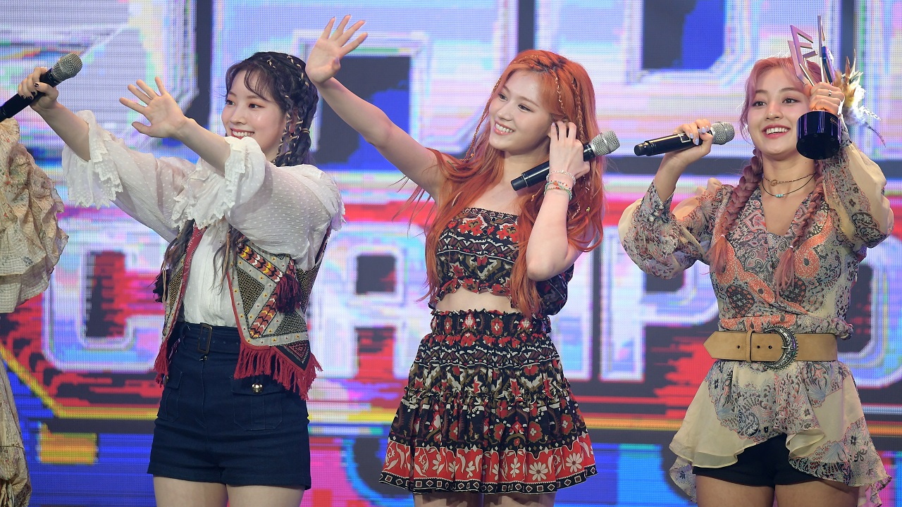 Dahyun, Sana, Jihyo von TWICE am 10. Juni 2020 bei „Show Champion” in Goyang, Südkorea.