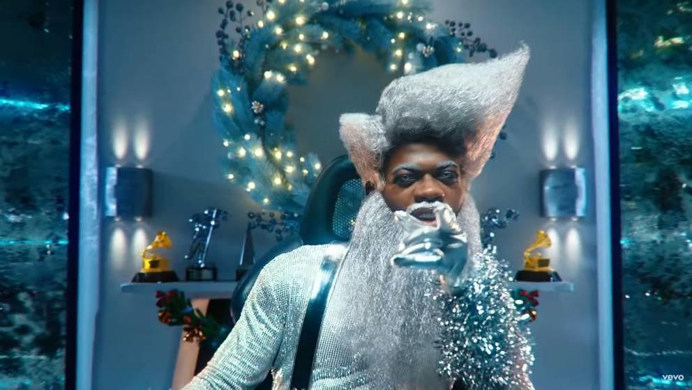 Lil Nas X präsentiert sich in seinem neuen Clip höchst weihnachtlich.