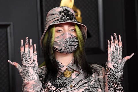 Billie Eilish tauscht grün-schwarzes Haar gegen platinblond - Musikexpress