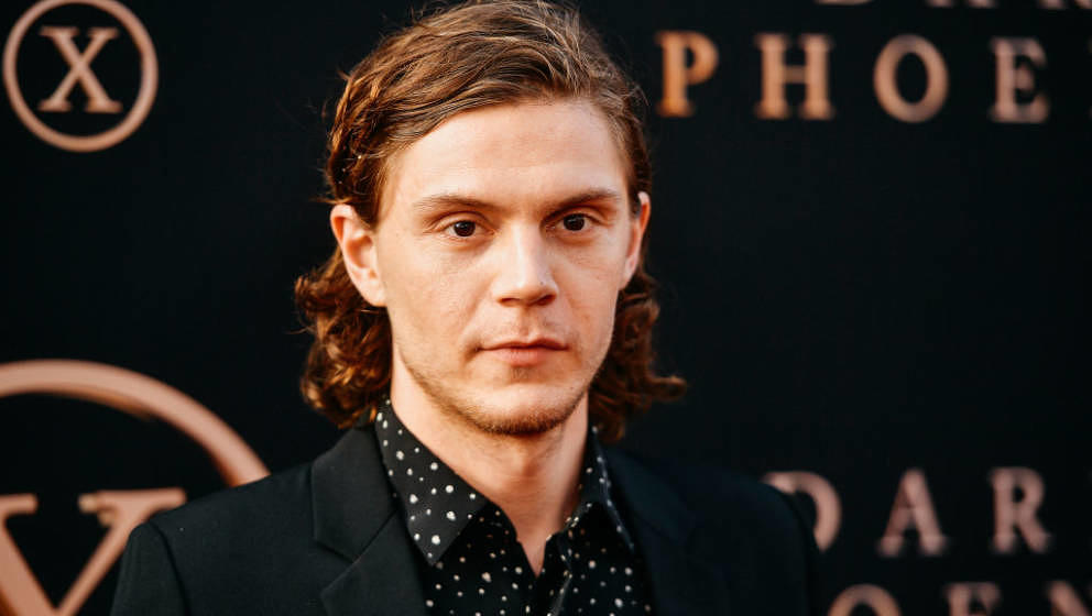 HOLLYWOOD, CALIFORNIA - JUNE 04: (EDITORS NOTE: Image has been processed using digital filters) Evan Peters attends the premi