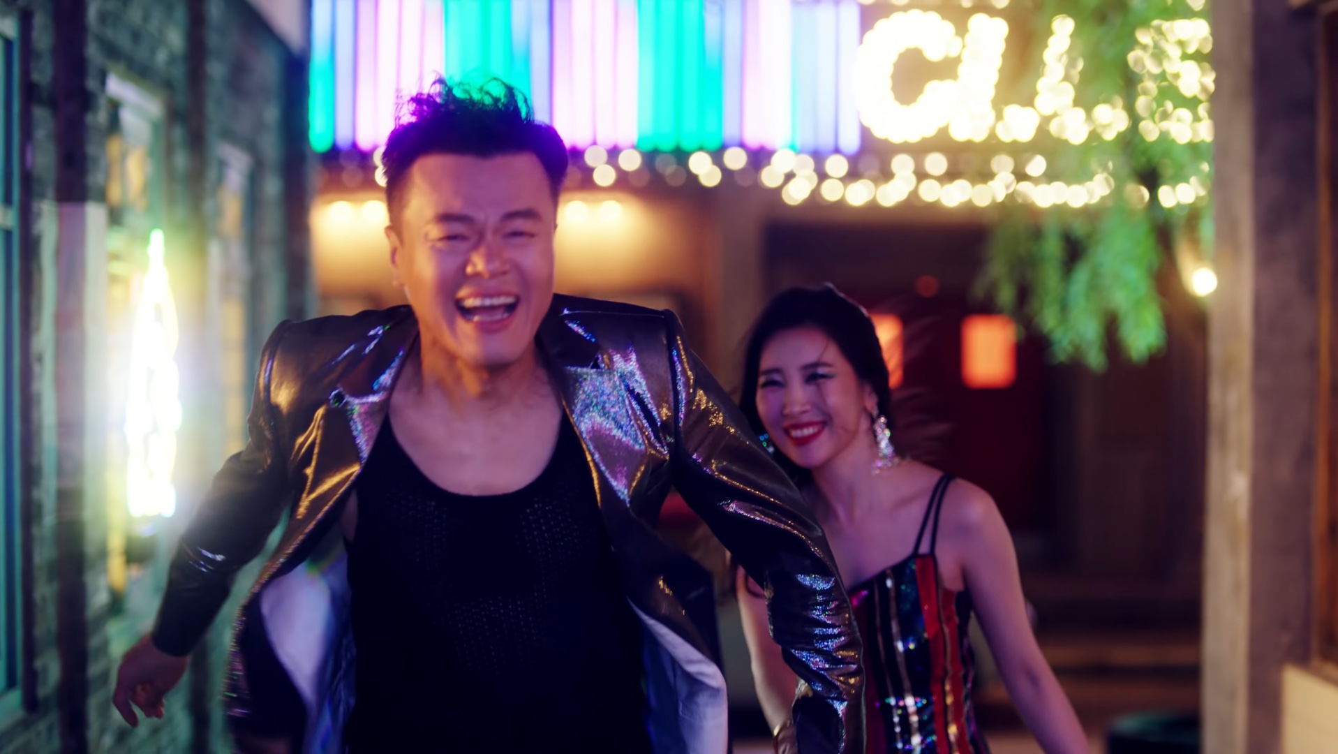 J. Y. Park und Sunmi im Video zu "When We Disco"