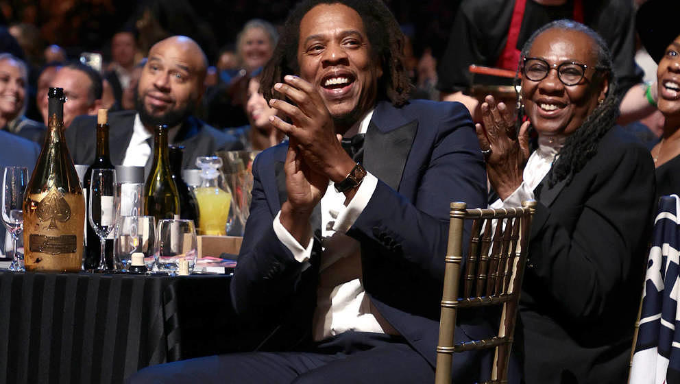 Jay Z gut gelaunt auf der Rock 'n' Roll Hall of Fame Induction Ceremony 2021.