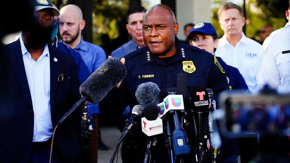 Der Polizeichef von Houston während der Pressekonferenz nach dem Unglück auf dem ASTROWORLD-Festival 2021.