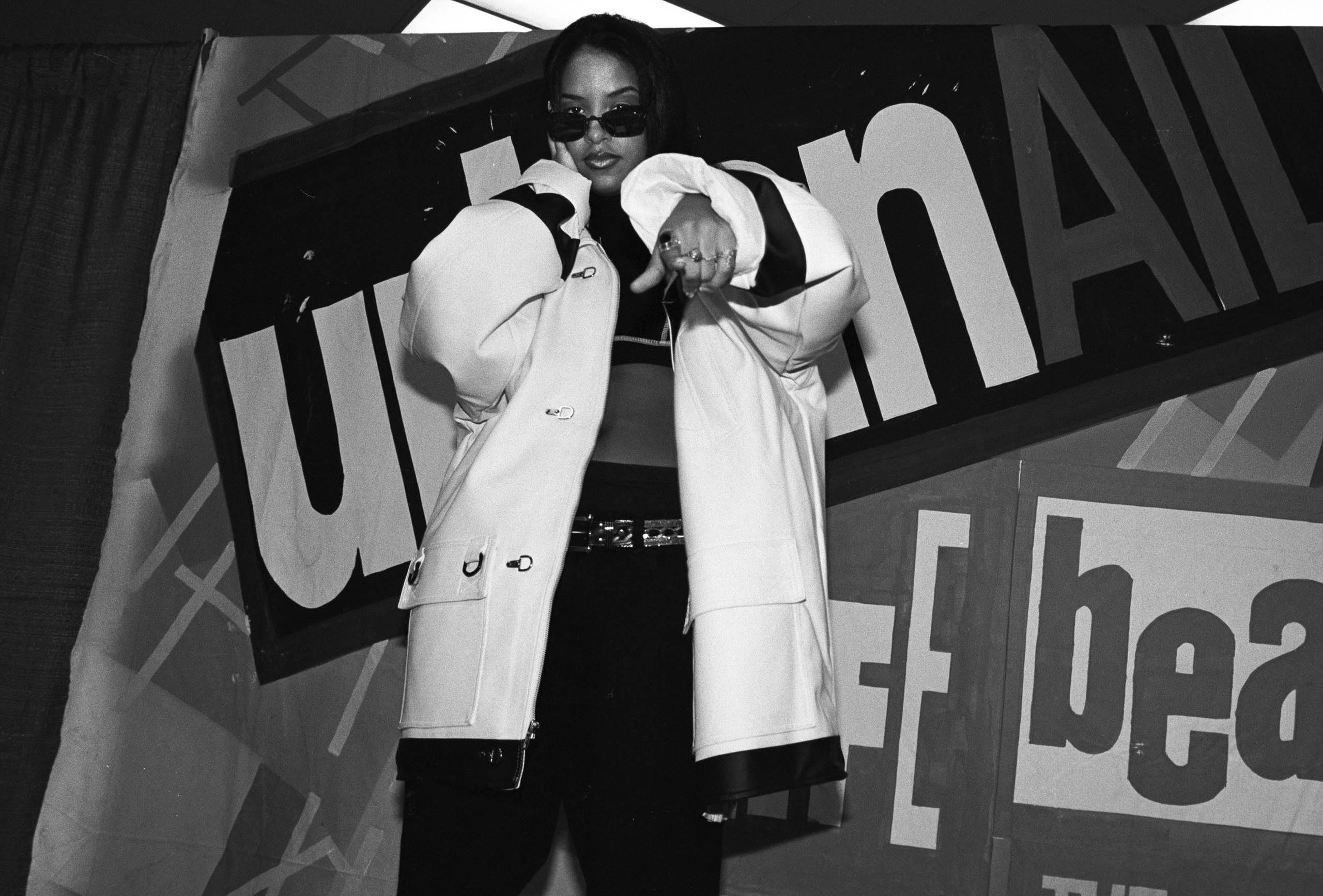 Aaliyah backstage im Madison Square Garden bei Lifebeat's Urban Aid Benefizkonzert am 5. Oktober 1995 in New York City, New York. (Foto: Catherine McGann/Getty Images)