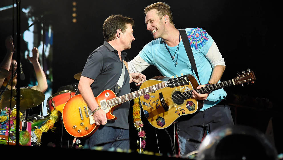 Michael J. Fox am 17. Juli 2016 mit Chris Martin und Coldplay in New Jersey auf der Bühne