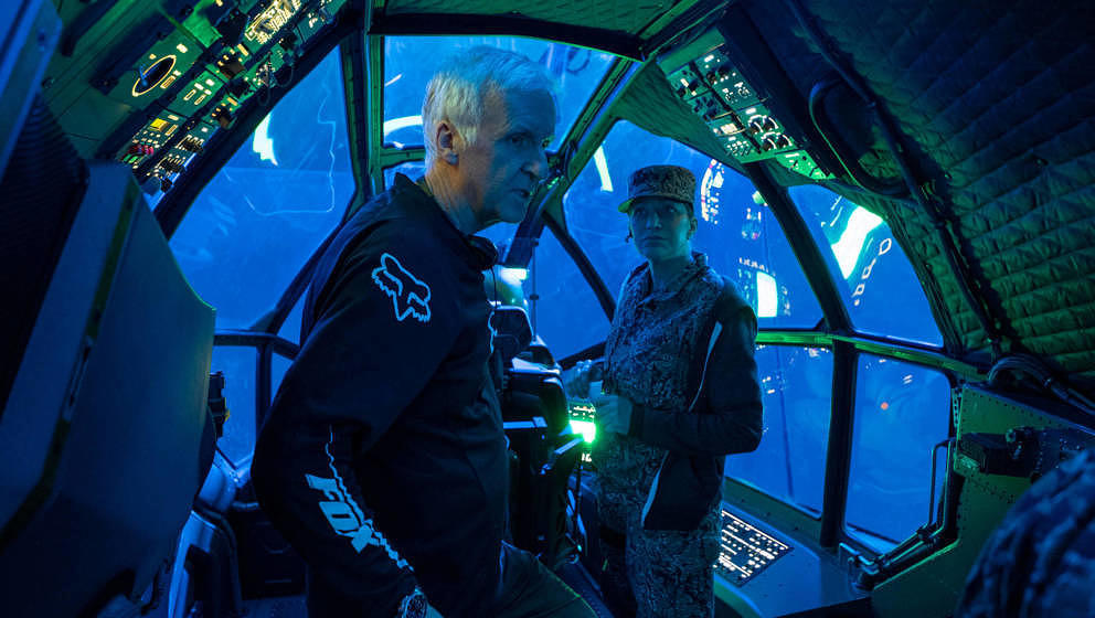 Der Regisseur James Cameron und Edie Falco am Set von „Avatar 2“. (Mark Fellman. © 2021 20th Century Studios)