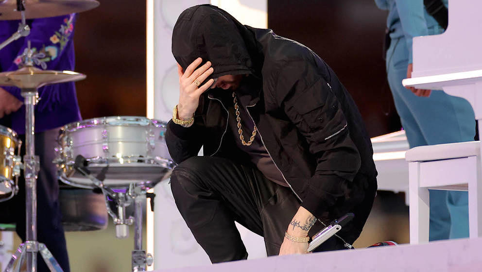 Setzt ein Zeichen beim Super Bowl: Eminem kniet mit beschämtem, aber verborgenem Gesicht nieder