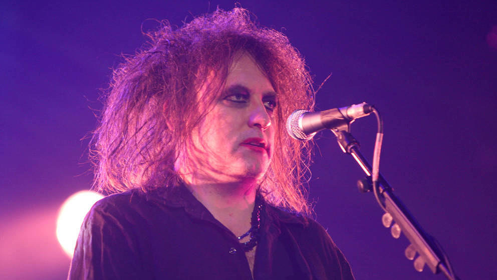 UNITED STATES - JUNE 21:  RADIO CITY MUSIC HALL  Photo of CURE and Robert SMITH, Robert Smith performing on stage  (Photo by 