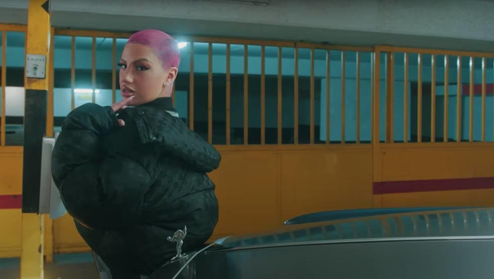 Screenshot aus Rosas Video zur Single „Gib's mir richtig“