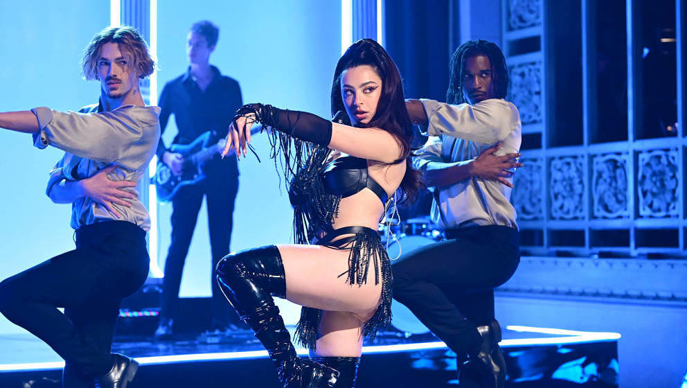 SATURDAY NIGHT LIVE -- Oscar Isaac, Charli XCX Episode 1819 -- Pictured: Musical guest Charli XCX performs Baby on Saturday, 