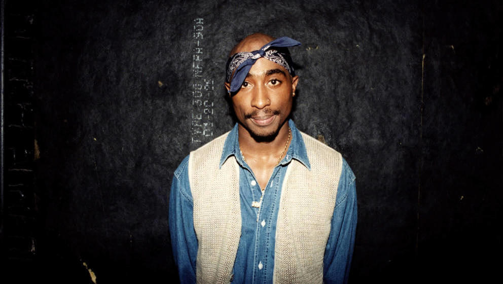 CHICAGO - MARCH 1994:  Rapper Tupac Shakur poses for photos backstage after his performance at the Regal Theater in Chicago, 