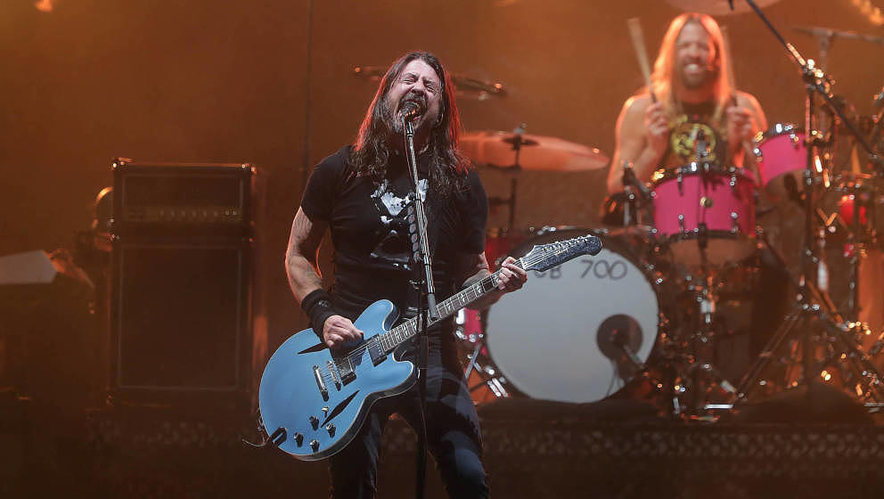TEMPE, ARIZONA - FEBRUARY 26: Dave Grohl and Taylor Hawkins of Foo Fighters perform at The Innings Festival 2022 at Tempe Bea