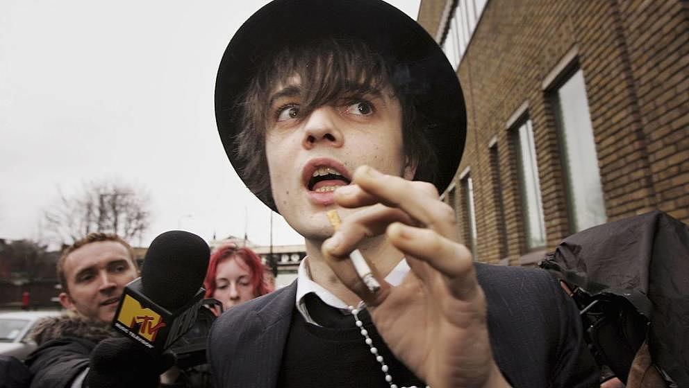 LONDON - MARCH 08:  Singer Pete Doherty arrives at Thames Valley Magistrates court on March 8, 2006 in London, England. Doher