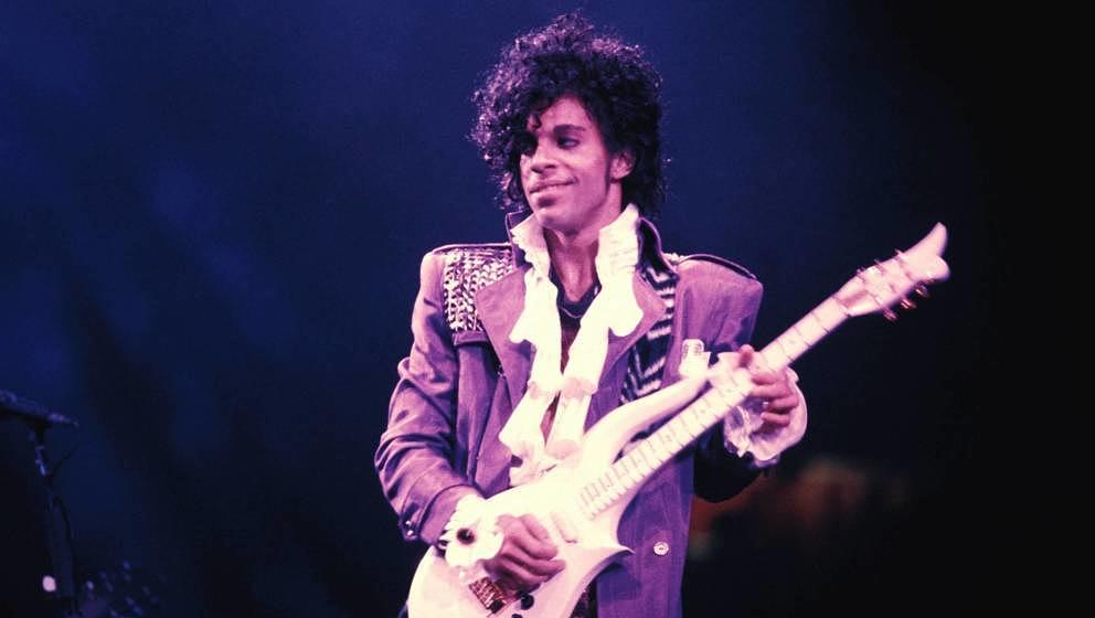 Prince auf der Bühne für seine Purple Rain Tour.