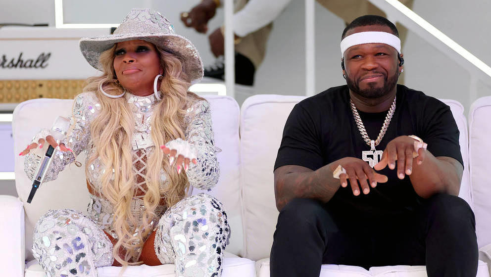 INGLEWOOD, CALIFORNIA - FEBRUARY 13: (L-R) Mary J. Blige and 50 Cent perform during the Pepsi Super Bowl LVI Halftime Show at