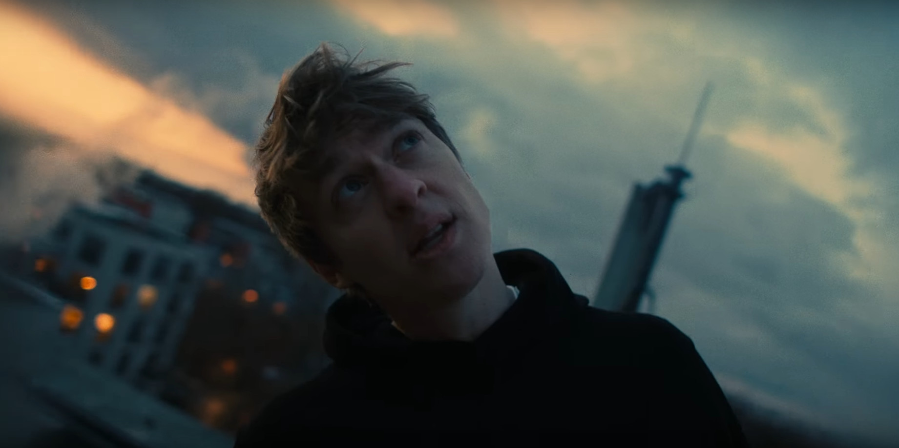 Sänger Schmyt in seinem Musikvideo "Macht Kaputt"