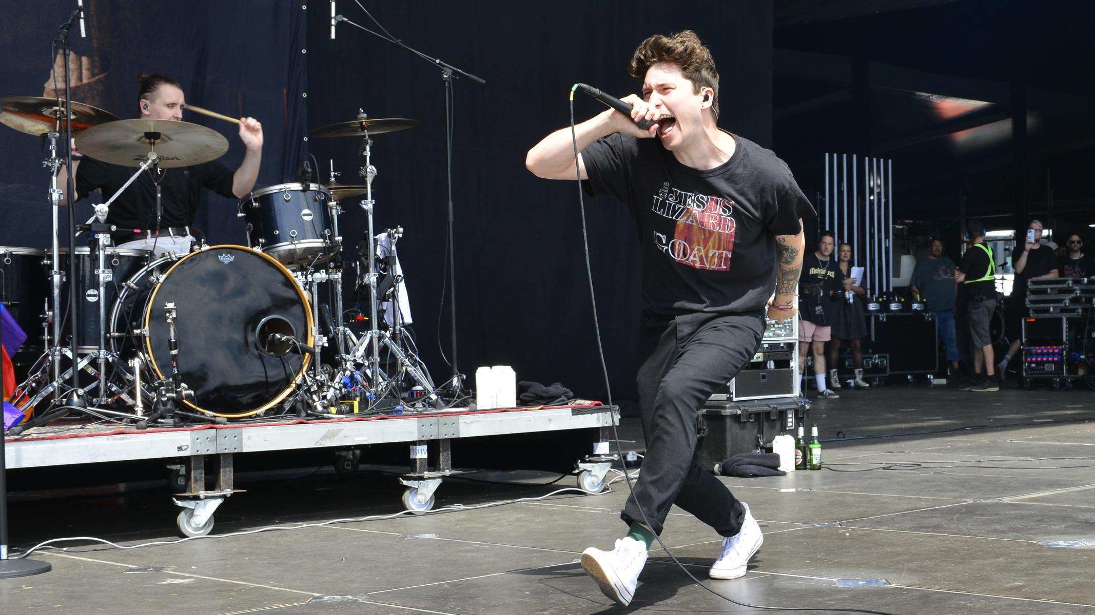 K1600_220624 03 Holding Absence 0001