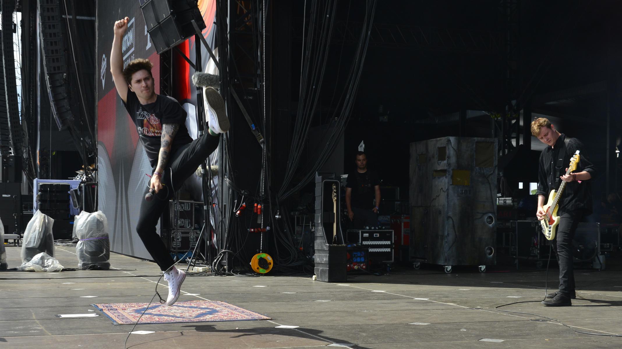 K1600_220624 03 Holding Absence 0007