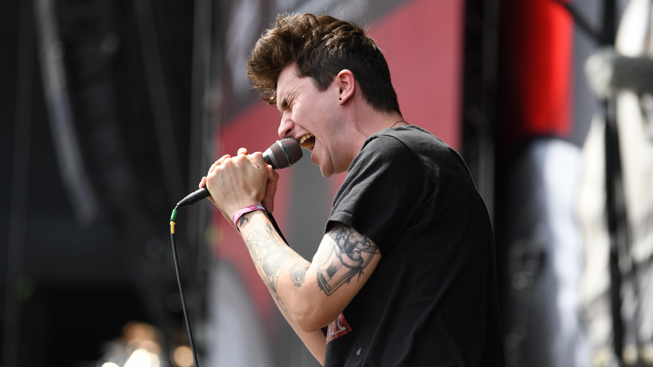 K1600_220624 03 Holding Absence 0009