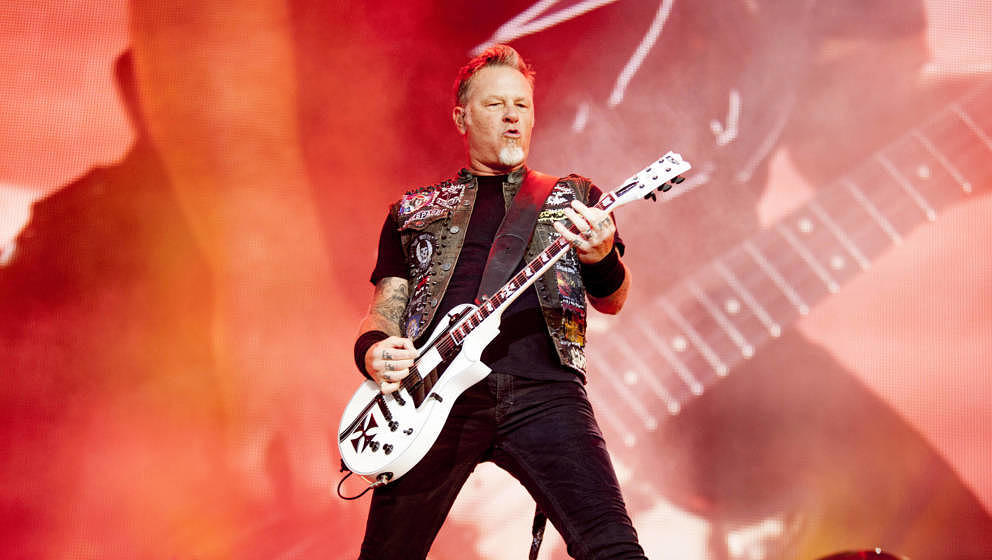 CHICAGO, IL - AUGUST 01:  James Hetfield of Metallica performs during 2015 Lollapalooza Day Two  at Grant Park on August 1, 2