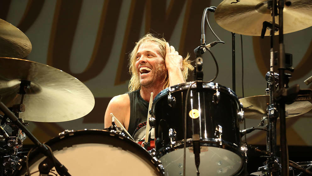 LOS ANGELES, CA - JANUARY 16:  Taylor Hawkins & The Coattail Riders perform at Guitar Center's 27th Annual Drum-Off at Cl