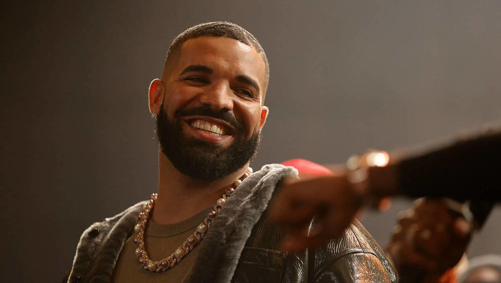 LONG BEACH, CALIFORNIA - OCTOBER 30: Drake speaks onstage during Drake's Till Death Do Us Part rap battle on October 30, 2021