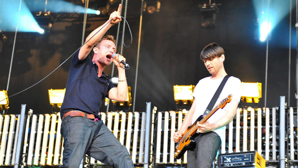 LONDON, ENGLAND - JULY 03:  Damon Albarn and Alex James of Blur perform on stage in Hyde Park on July 3, 2009 in London, Engl