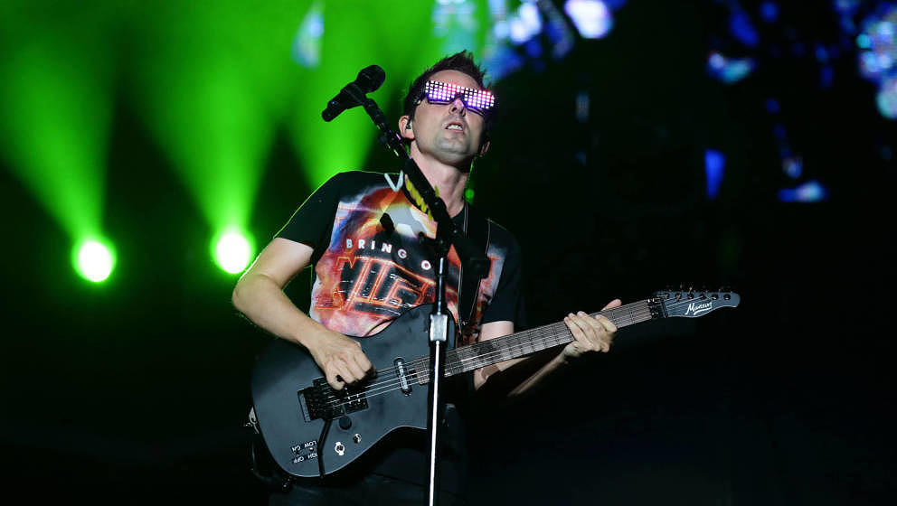 SINGAPORE - SEPTEMBER 21:  Matt Bellamy of Muse performs on stage during day two of Formula 1 Singapore Grand Prix at Marina 