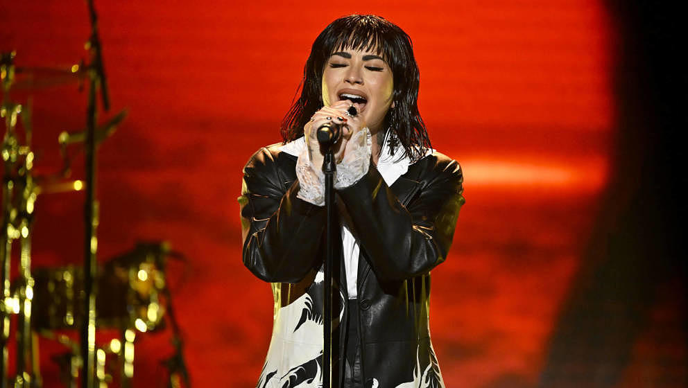 THE TONIGHT SHOW STARRING JIMMY FALLON -- Episode 1702 -- Pictured: Musical guest Demi Lovato performs on Thursday, August 18