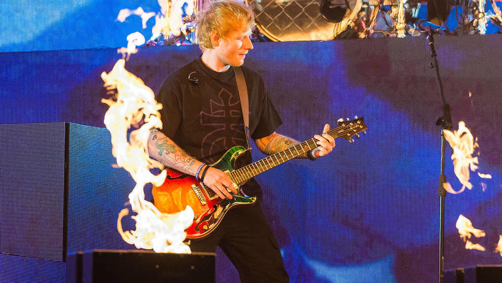 Kann seinem Publikum auch ohne Feuer, nur mit seiner Gitarre, mächtig anheizen, das muss man ihm lassen: Ed Sheeran, hier be