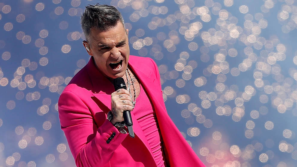 MELBOURNE, AUSTRALIA - SEPTEMBER 24: Robbie Williams performs during the 2022 Toyota AFL Grand Final match between the Geelon