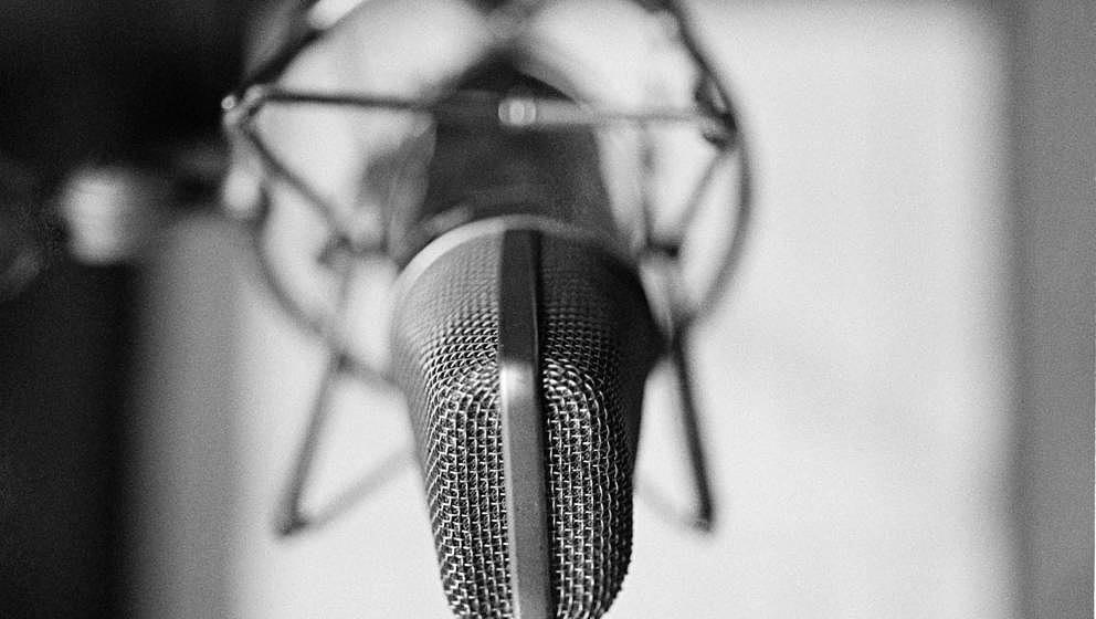 General view of a condenser microphone in a shock mount in a recording studio, circa 1980. (Photo by Michael Putland/Getty Im
