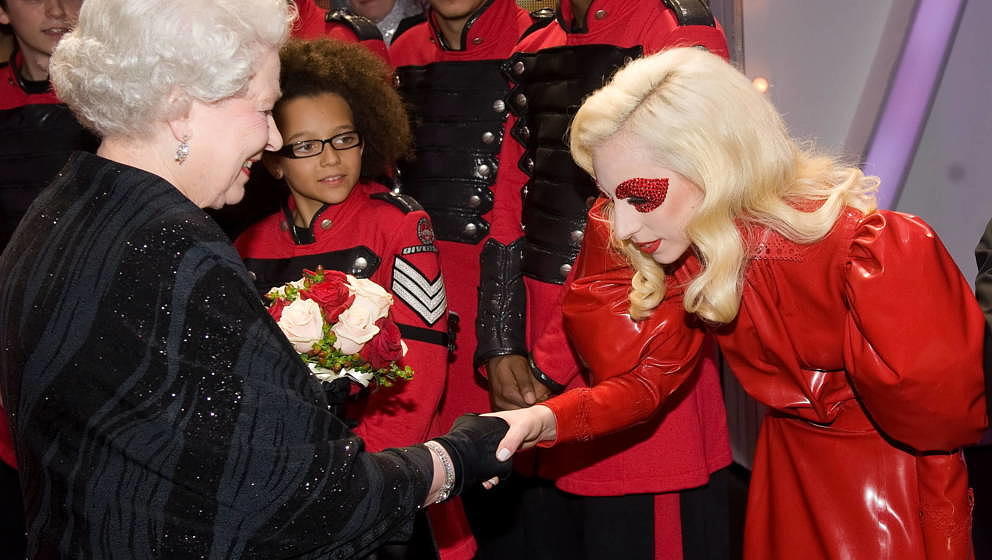 Hat sich für ihre Begegnung mit der Queen etwas Anständiges aus Latex angezogen: Lady Gaga.