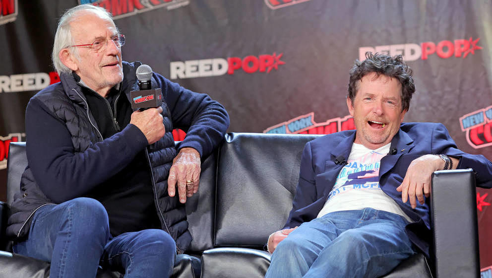 Christopher Lloyd (L) und Michael J. Fox beim „Back To The Future Reunion“-Panel auf der New York Comic Con am 8. Oktober