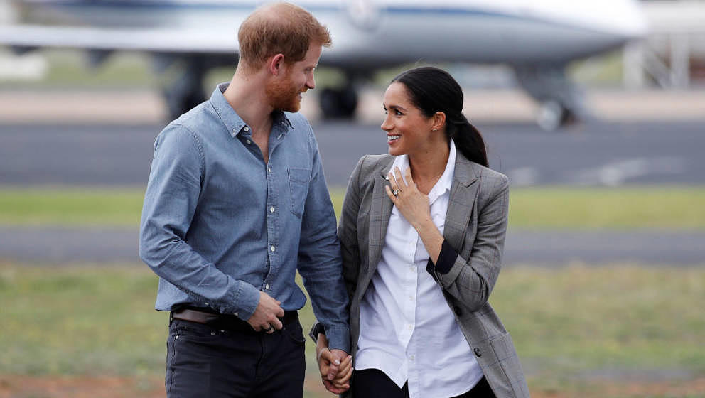 DUBBO, AUSTRALIA - OCTOBER 17:  Prince Harry, Duke of Sussex and Meghan, Duchess of Sussex arrive at Dubbo Airport on October