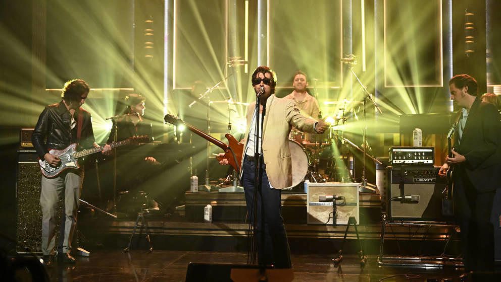 THE TONIGHT SHOW STARRING JIMMY FALLON -- Episode 1720 -- Pictured: Musical guest Arctic Monkeys performs on Thursday, Septem