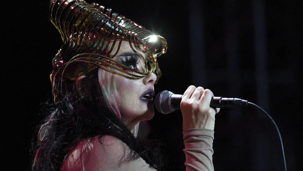 Singt auf FOSSORA ein Requiem für ihre verstorbene Mutter: Björk.