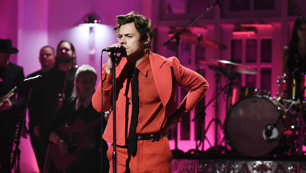 SATURDAY NIGHT LIVE -- 'Harry Styles' Episode 1773 -- Pictured: Musical Guest Harry Styles performs 'Watermelon Sugar' on Sat