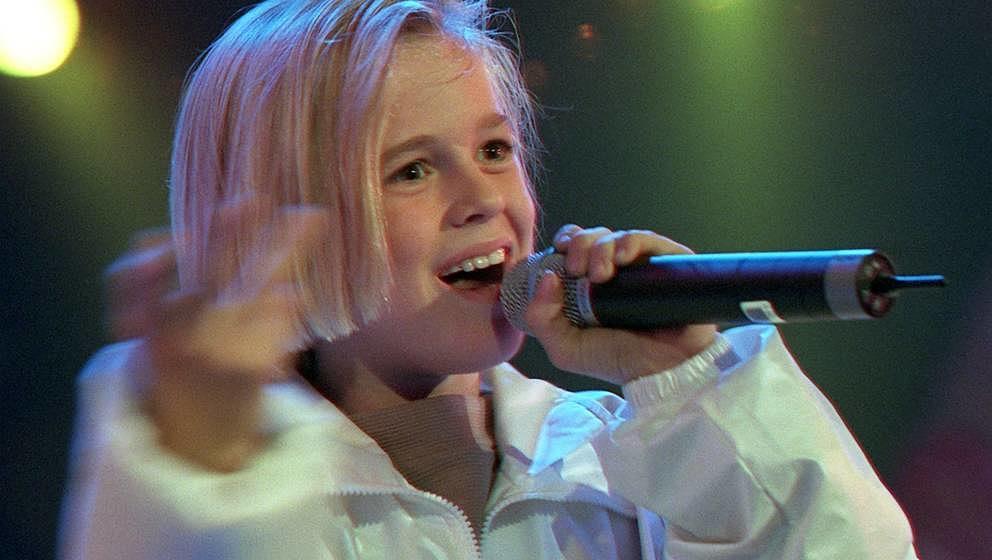 Der 10jährige Aaron Carter singt am Freitag abend (06.02.1998) bei der Bravo-Supershow in der Dortmunder Westfalenhalle. Vor