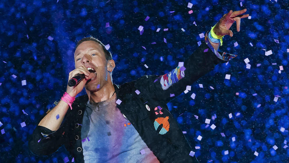 RIO DE JANEIRO, BRAZIL - SEPTEMBER 10: Chris Martin of the band Coldplay performs at the Mundo Stage during the Rock in Rio F