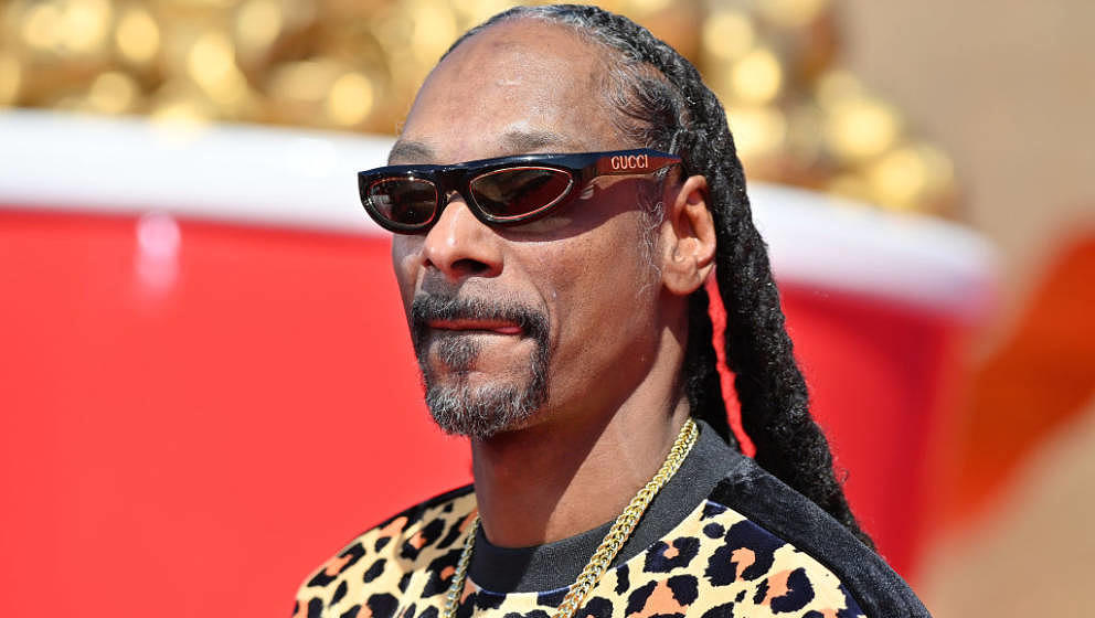 SANTA MONICA, CALIFORNIA - JUNE 05: Snoop Dogg attends the 2022 MTV Movie & TV Awards at Barker Hangar on June 05, 2022 i