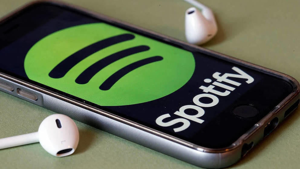Ende 2022 haben weltweit 489 Millionen Menschen Musik und Podcasts über Spotify gestreamt. 