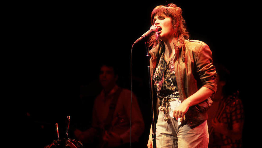 American singer Linda Ronstadt performs on stage at the Poplar Creek Music Theater in Hoffman Estates, Illinois, July 26, 198