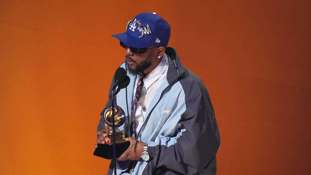 Kendrick Lamar nimmt seinen Grammy in der Kategorie „Best Rap Album' für „Mr. Morale and the Big Steppers' entgegen, Los